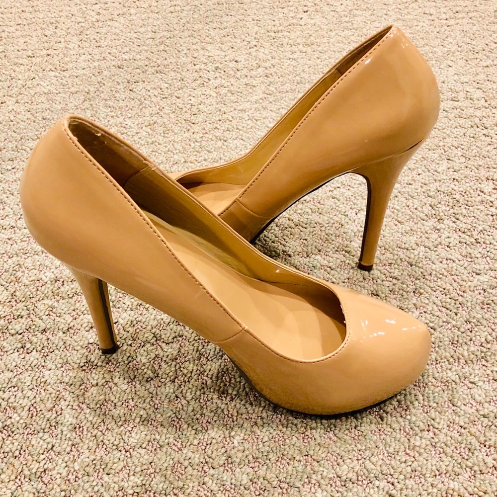 💕 Nude Patent Pumps